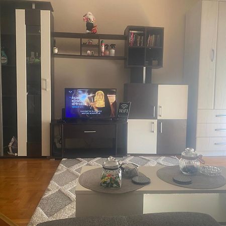 Stan Blizu Izlaza Na Autoput Mali Mokri Lug Extérieur photo