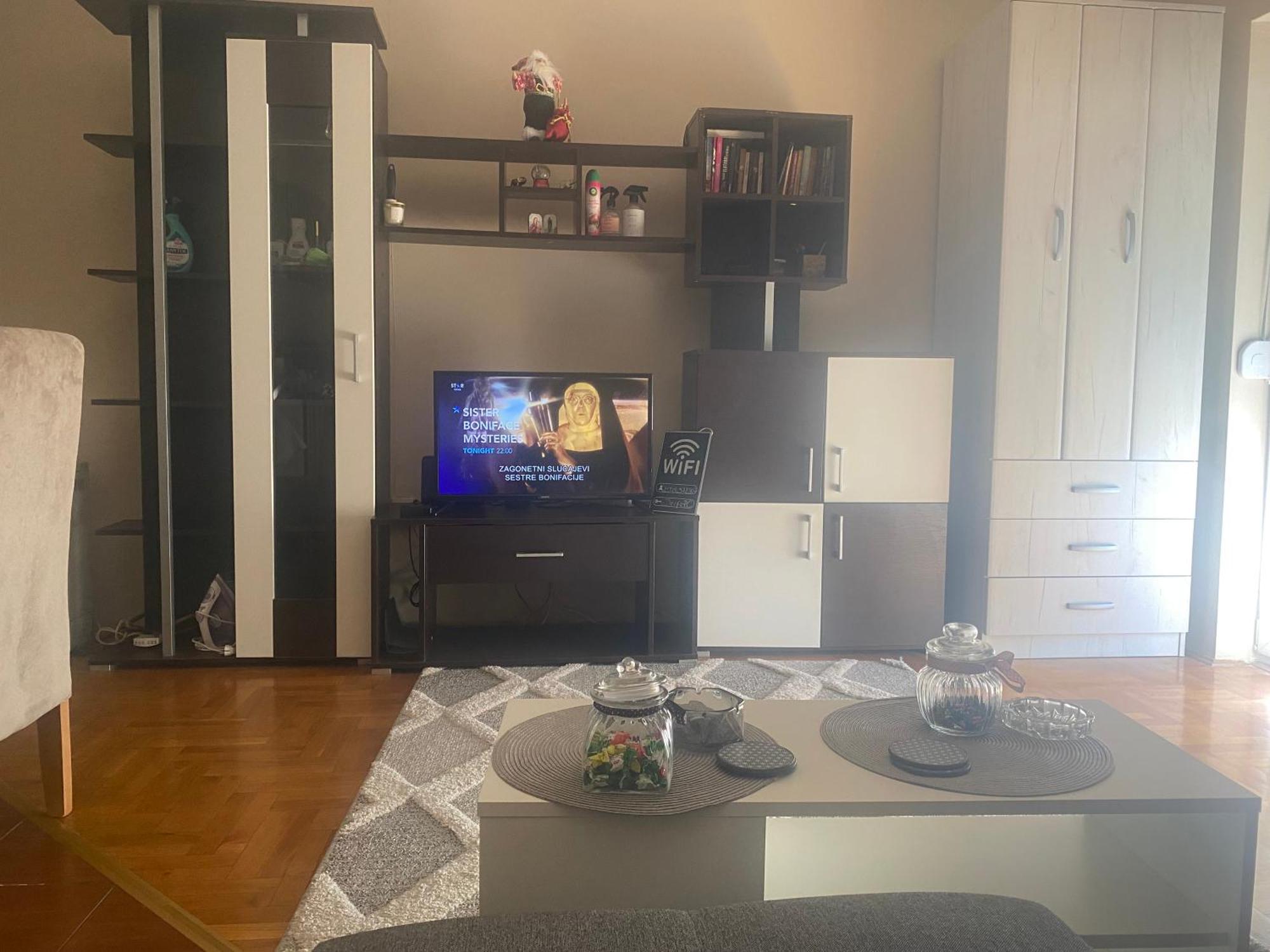 Stan Blizu Izlaza Na Autoput Mali Mokri Lug Extérieur photo